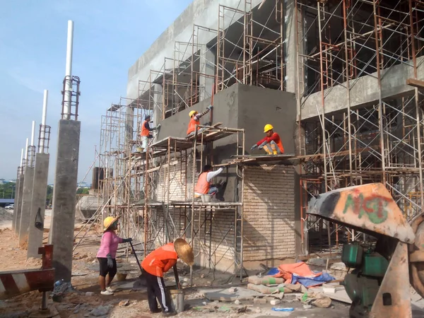 Jasin Malaysia Janeiro 2017 Trabalhadores Construção Civil Rebocando Parede Viga — Fotografia de Stock