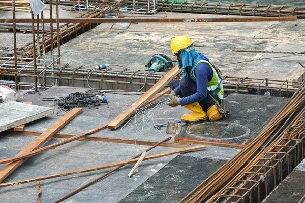 Seremban Malaysia January 2017 建筑工人白天在建筑工地工作 他们必须穿着适当的安全装备 以确保他们的安全 — 图库照片