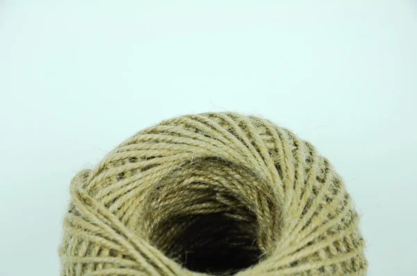 白背景下麻绳球刺的孤立图像 — 图库照片
