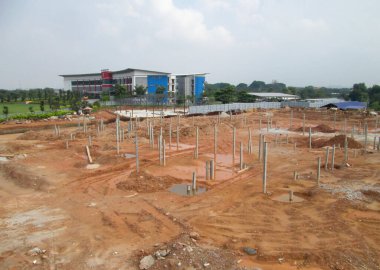 SEREMBAN, MALAYSIA -HAZİRAN 08, 2017: Yığınla işi olan inşaat sahası devam ediyor. Yapı işleri vakıf çalışmalarında en popüler olanıdır..