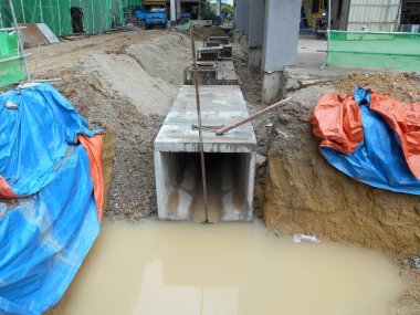 SEREMBAN, MALAYSIA - FEBRUARY 05, 2017: Malezya 'daki Seremban şantiyesinde inşaat halindeki yeraltı beton drenajı. 