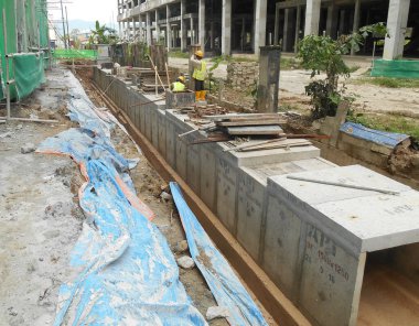 SEREMBAN, MALAYSIA - FEBRUARY 05, 2017: Malezya 'daki Seremban şantiyesinde inşaat halindeki yeraltı beton drenajı. 
