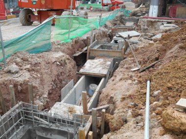 SEREMBAN, MALAYSIA - FEBRUARY 05, 2017: Malezya 'daki Seremban şantiyesinde inşaat halindeki yeraltı beton drenajı. 