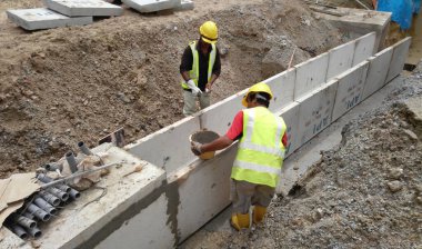 SEREMBAN, MALAYSIA - FEBRUARY 05, 2017: Malezya 'daki Seremban şantiyesinde inşaat halindeki yeraltı beton drenajı. 