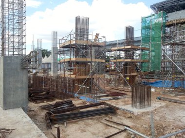 MALACCA, MALAYSIA -EPTEMBER 19, 2016: Malacca, Malezya 'daki inşaat alanında sütun kereste işleri ve takviye barı. Yapı geçici ahşap desteği tarafından destekleniyor