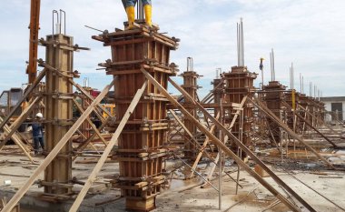 MALACCA, MALAYSIA -EPTEMBER 19, 2016: Malacca, Malezya 'daki inşaat alanında sütun kereste işleri ve takviye barı. Yapı geçici ahşap desteği tarafından destekleniyor