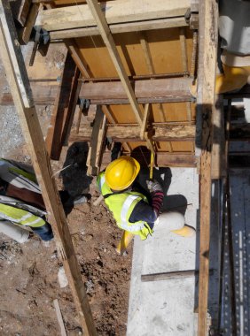 MALACCA, MALAYSIA -EPTEMBER 19, 2016: Malacca, Malezya 'daki inşaat alanında sütun kereste işleri ve takviye barı. Yapı geçici ahşap desteği tarafından destekleniyor