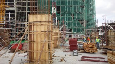MALACCA, MALAYSIA -EPTEMBER 19, 2016: Malacca, Malezya 'daki inşaat alanında sütun kereste işleri ve takviye barı. Yapı geçici ahşap desteği tarafından destekleniyor