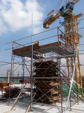 MALACCA, MALAYSIA -EPTEMBER 19, 2016: Malacca, Malezya 'daki inşaat alanında sütun kereste işleri ve takviye barı. Yapı geçici ahşap desteği tarafından destekleniyor