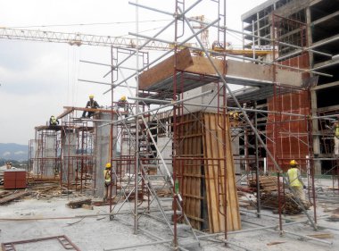 MALACCA, MALAYSIA -EPTEMBER 19, 2016: Malacca, Malezya 'daki inşaat alanında sütun kereste işleri ve takviye barı. Yapı geçici ahşap desteği tarafından destekleniyor