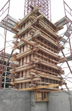 MALACCA, MALAYSIA -EPTEMBER 19, 2016: Malacca, Malezya 'daki inşaat alanında sütun kereste işleri ve takviye barı. Yapı geçici ahşap desteği tarafından destekleniyor