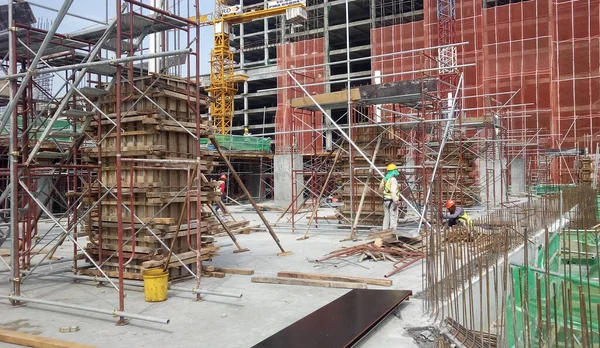 マレーシア マラッカ 2016年9月19日 マレーシア マラッカ市の建設現場における板材加工 補強バー 一時木材支援体制 — ストック写真