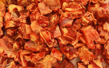 Parçalara ayrılmış ve küp küp kesilmiş donmuş et.