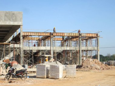 MALACCA, MALAYSIA -22 AĞUSTOS 2017: Malacca, Malezya 'daki inşaat alanında kiriş biçimlendirme ve takviye barının imalatı.