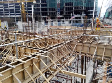 MALACCA, MALAYSIA -22 AĞUSTOS 2017: Malacca, Malezya 'daki inşaat alanında kiriş biçimlendirme ve takviye barının imalatı.