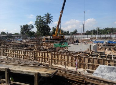 MALACCA, MALAYSIA -22 AĞUSTOS 2017: Malacca, Malezya 'daki inşaat alanında kiriş biçimlendirme ve takviye barının imalatı.