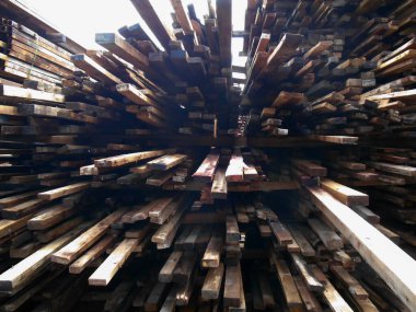 SELANGOR, MALAYSIA - 20 Şubat 2017: inşaat alanında kullanılan kereste form yığını. Geri dönüşüm ya da imha için inşaat alanından terhis edilecek.