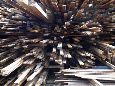 SELANGOR, MALAYSIA - 20 Şubat 2017: inşaat alanında kullanılan kereste form yığını. Geri dönüşüm ya da imha için inşaat alanından terhis edilecek.