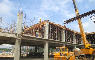 MALACCA, MALAYSIA -22 AĞUSTOS 2017: Malacca, Malezya 'daki inşaat alanında kiriş biçimlendirme ve takviye barının imalatı.