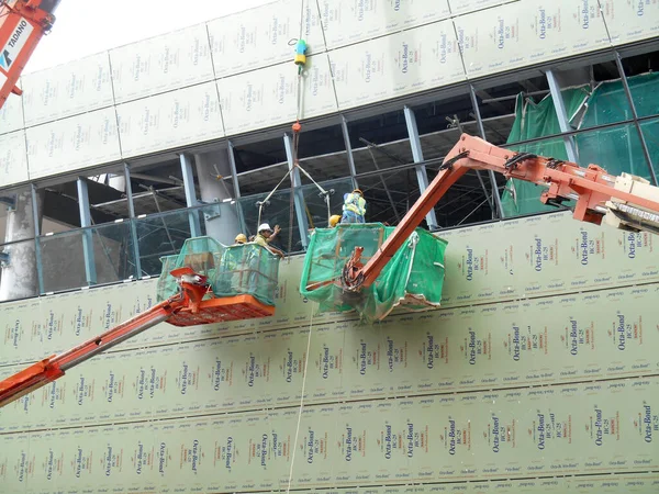 Malacca Malasia Febrero 2017 Trabajadores Construcción Pie Cubo Grúa Móvil — Foto de Stock