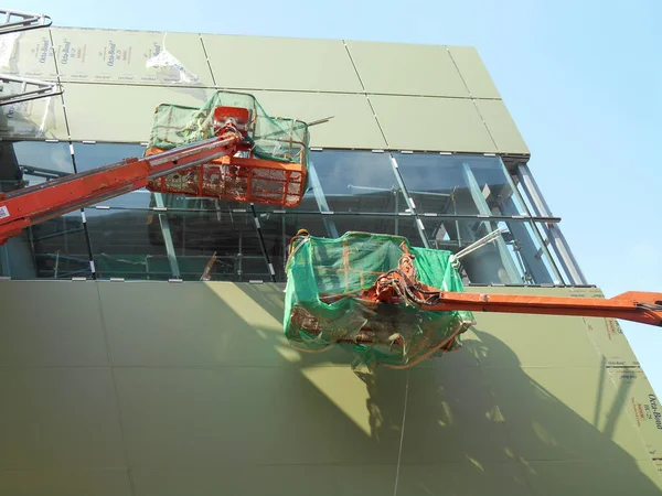 Malacca Malaysia Fevereiro 2017 Trabalhadores Construção Civil Balde Guindaste Móvel — Fotografia de Stock