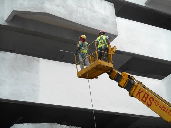 Malacca Malasia Febrero 2017 Trabajadores Construcción Pie Cubo Grúa Móvil — Foto de Stock