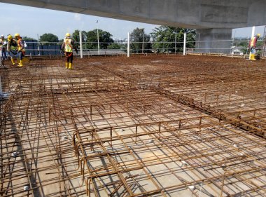 JOHOR, MALAYSIA - 18 Mart 2017: inşaat alanında çelik takviye bar. Betonu güçlendirmek için betonu kullanıyor. Küçük kablolar kullanarak işçiler tarafından birbirine bağlanır.. 