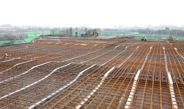 JOHOR, MALAYSIA - 18 Mart 2017: inşaat alanında çelik takviye bar. Betonu güçlendirmek için betonu kullanıyor. Küçük kablolar kullanarak işçiler tarafından birbirine bağlanır.. 