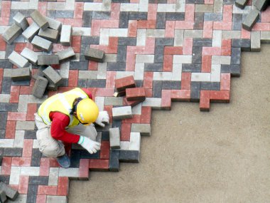 MALACCA, MALAYSIA -MAC 08, 2017: İnşaat işçileri inşaat alanında yol için beton kaldırım taşları kuruyor ve düzenliyor. 