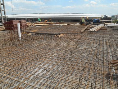 JOHOR, MALAYSIA - 18 Mart 2017: inşaat alanında çelik takviye bar. Betonu güçlendirmek için betonu kullanıyor. Küçük kablolar kullanarak işçiler tarafından birbirine bağlanır.. 