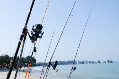 PORT DICKSON, MALAYSIA - 28 NİSAN 2017: Balıkçıların kullandığı motorla birlikte balıkçılık çubukları tamamlandı. Bu çubuklar kıyı balıkçılığında kullanılır..