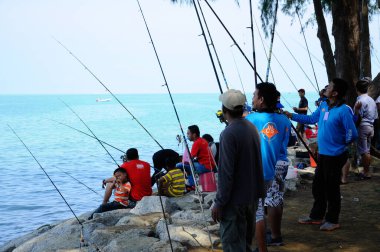 PORT DICKSON, MALAYSIA - 28 NİSAN 2017: balıkçılar Port Dickson Sahili 'nde balık tutuyor. Farklı türde olta ve yem kullanıyorlar.