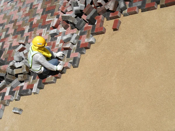 Malacca Malaysia Mac 2017 建筑工人在工地安装和布置预制混凝土铺路石 — 图库照片