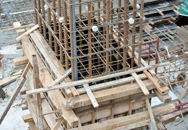 Johor Malaysia 2017年3月18日 工事現場の鉄鋼強化バー 鉄筋コンクリートを形成するためにコンクリートを強化するために使用します 小さなワイヤを使用している労働者によって接続されています — ストック写真