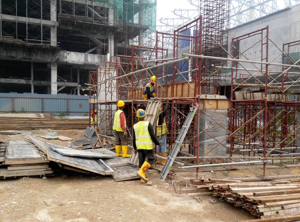 Malacca Malaysia Ruari 2017 Byggnadsarbetare Som Arbetar Byggarbetsplatsen Dagtid Skyldiga — Stockfoto