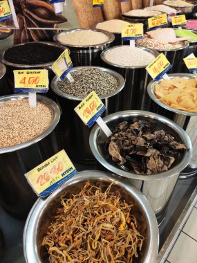 PENANG, MALAYSIA - 2 Mart 2021: Çeşitli türde kuru baharat ve bitkiler toplu ve ağırlıkla satılır. Müşterilerin seçmesini kolaylaştırmak için türüne göre sıralanır.