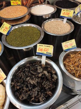 PENANG, MALAYSIA - 2 Mart 2021: Çeşitli türde kuru baharat ve bitkiler toplu ve ağırlıkla satılır. Müşterilerin seçmesini kolaylaştırmak için türüne göre sıralanır.