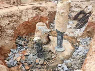 SEREMBAN, MALAYSIA - Mart 05, 2021: İnşaat işçileri inşaat alanında belirlenen seviyeye kadar beton kazık kesiyorlar. Yığın kapağı oluşturulmadan önce sahne çalışması.  