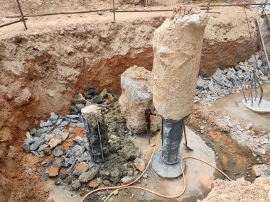 SEREMBAN, MALAYSIA - Mart 05, 2021: İnşaat işçileri inşaat alanında belirlenen seviyeye kadar beton kazık kesiyorlar. Yığın kapağı oluşturulmadan önce sahne çalışması.  