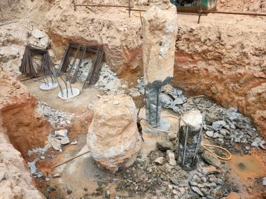 SEREMBAN, MALAYSIA - Mart 05, 2021: İnşaat işçileri inşaat alanında belirlenen seviyeye kadar beton kazık kesiyorlar. Yığın kapağı oluşturulmadan önce sahne çalışması.  