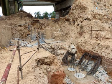 SEREMBAN, MALAYSIA - Mart 05, 2021: İnşaat işçileri inşaat alanında belirlenen seviyeye kadar beton kazık kesiyorlar. Yığın kapağı oluşturulmadan önce sahne çalışması.  