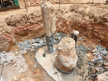 SEREMBAN, MALAYSIA - Mart 05, 2021: İnşaat işçileri inşaat alanında belirlenen seviyeye kadar beton kazık kesiyorlar. Yığın kapağı oluşturulmadan önce sahne çalışması.  