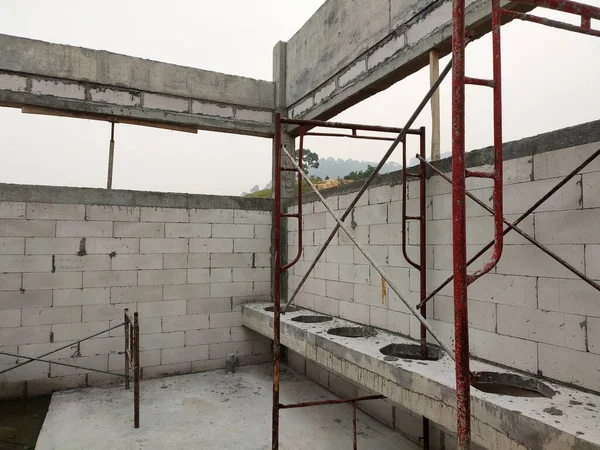 SEREMBAN, MALAYSIA - 19 Mart 2021: Otoklavize edilmiş beton blok veya inşaat alanında kullanılan AAC bloğu. Özel havan topu kullanan işçiler tarafından kurulur. Kolay ve hızlı.  