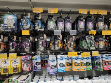 KUALA LUMPUR, MALAYSIA - 17 Ekim 2020: Süpermarkette satışa sunulan çeşitli marka araba parfümleri. Müşterinin seçmesini kolaylaştırmak için markaya göre sıralanır. 