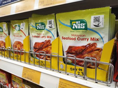 PENANG, MALAYSIA -3 Haziran 2020: Ticari paket ve şişelerdeki baharat ve yiyecek baharatlarına odaklanmış. Markasına ve fiyatına göre sıralanmış. Satılık..