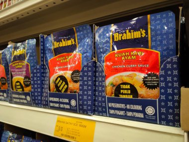 PENANG, MALAYSIA -3 Haziran 2020: Ticari paket ve şişelerdeki baharat ve yiyecek baharatlarına odaklanmış. Markasına ve fiyatına göre sıralanmış. Satılık..