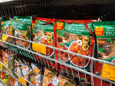 PENANG, MALAYSIA -3 Haziran 2020: Ticari paket ve şişelerdeki baharat ve yiyecek baharatlarına odaklanmış. Markasına ve fiyatına göre sıralanmış. Satılık..