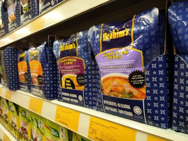 PENANG, MALAYSIA -3 Haziran 2020: Ticari paket ve şişelerdeki baharat ve yiyecek baharatlarına odaklanmış. Markasına ve fiyatına göre sıralanmış. Satılık..