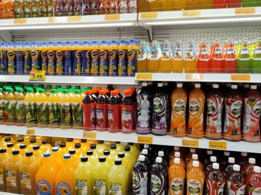 PENANG, MALAYSIA -25 Haziran 2020: Ticari kağıt ve şişelerde satılan meyve sularına odaklandı. Soğutucu rafta sergileniyor. Müşteri için bir fiyat etiketi yerleştirildi.