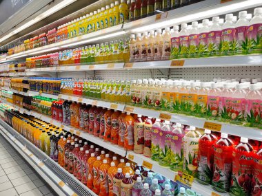 PENANG, MALAYSIA -25 Haziran 2020: Ticari kağıt ve şişelerde satılan meyve sularına odaklandı. Soğutucu rafta sergileniyor. Müşteri için bir fiyat etiketi yerleştirildi.